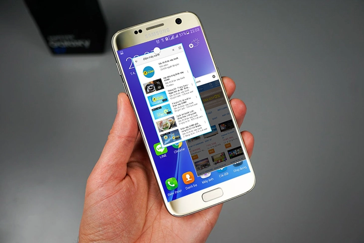 Giao diện đa nhiệm với nhiều ứng dụng mở cùng lúc trên màn hình smartphone.